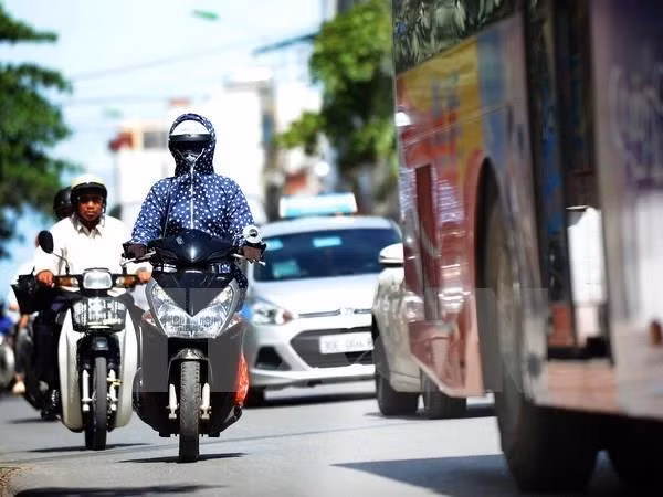 Miền Bắc bước vào đợt nắng nóng diện rộng, có nơi trên 40 độ C ảnh 1