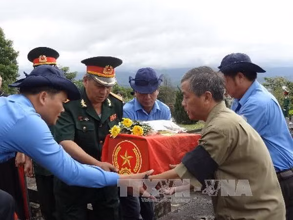 Truy điệu, an táng hài cốt liệt sỹ Việt Nam hy sinh ở Lào ảnh 1