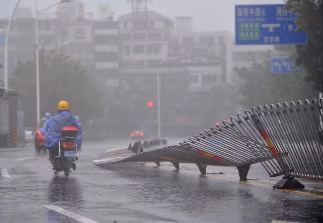 [Photo] Bão Kalmaegi đổ bộ Trung Quốc, 25 người bị thương ảnh 1