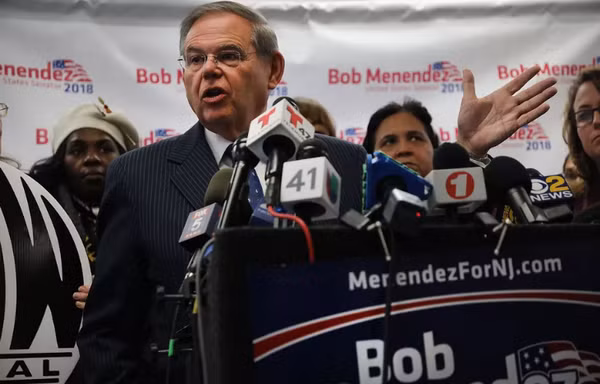 Nghị sỹ tai tiếng Bob Menendez tiếp tục được bầu vào Thượng viện Mỹ ảnh 1