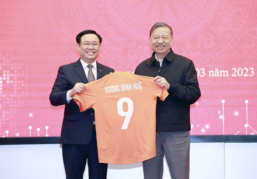 202230314_chu_tich_quoc_hoi_tha_trung_tam_dao_tao_bong_da_tre_pvf_5.jpg
