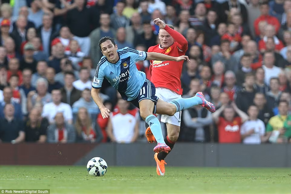 Louis Van Gaal lên tiếng "chỉ trích" chiếc thẻ đỏ của Wayne Rooney ảnh 1
