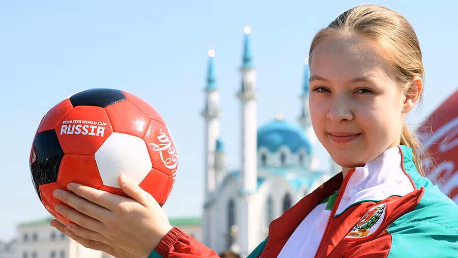 Lần đầu tiên có các cô bé nhặt bóng tại World Cup 2018 ảnh 1