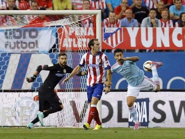 [Video] Tiền vệ Celta ghi bàn bằng gót chân mà không cần nhìn ảnh 1