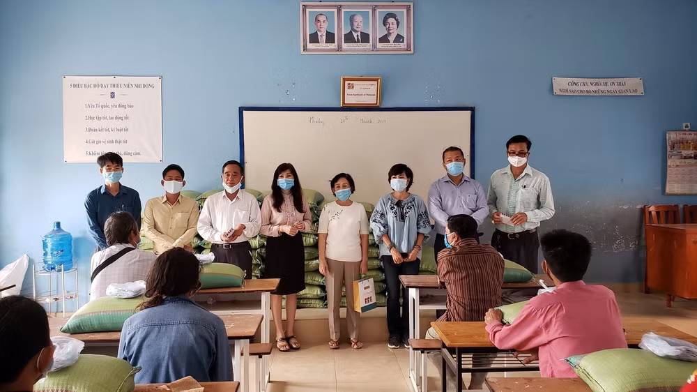 Những món quà nghĩa tình đến với bà con gốc Việt tại Campuchia ảnh 2