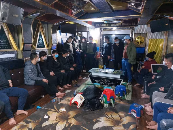 Hòa Bình: Bắt quả tang sới bạc tại tầng hầm quán karaoke ảnh 1
