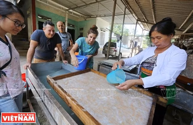 Trải nghiệm mới cho du khách học làm giấy dó ở Hòa Bình ảnh 5
