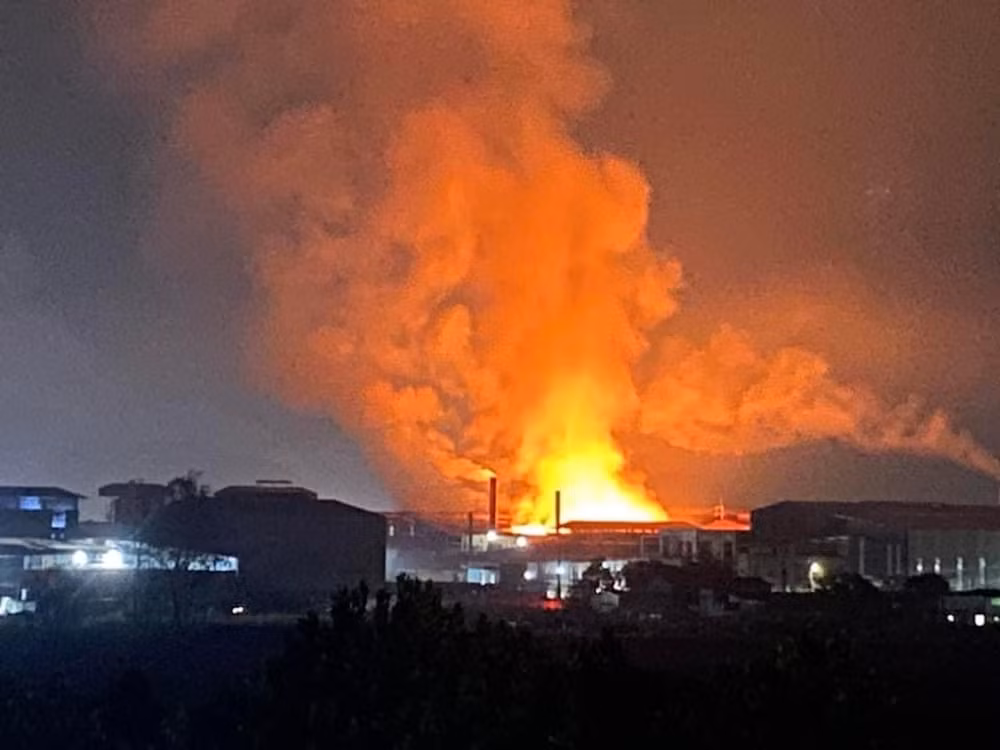 Bắc Ninh: Công ty giấy trong làng nghề Phong Khê bốc cháy dữ dội ảnh 1