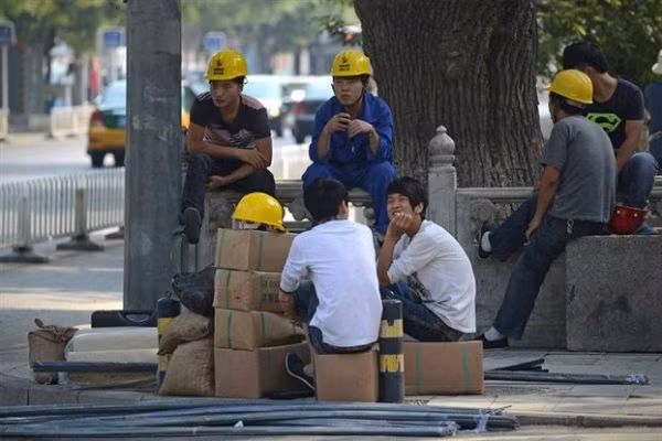 Philippines bắt giữ 8 công dân Trung Quốc khai thác vàng lậu ảnh 1