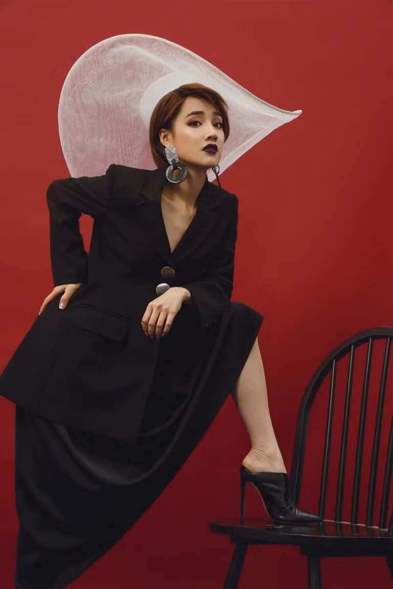Nhã Phương gây bất ngờ với gu thời trang menswear mạnh mẽ, sắc sảo ảnh 2