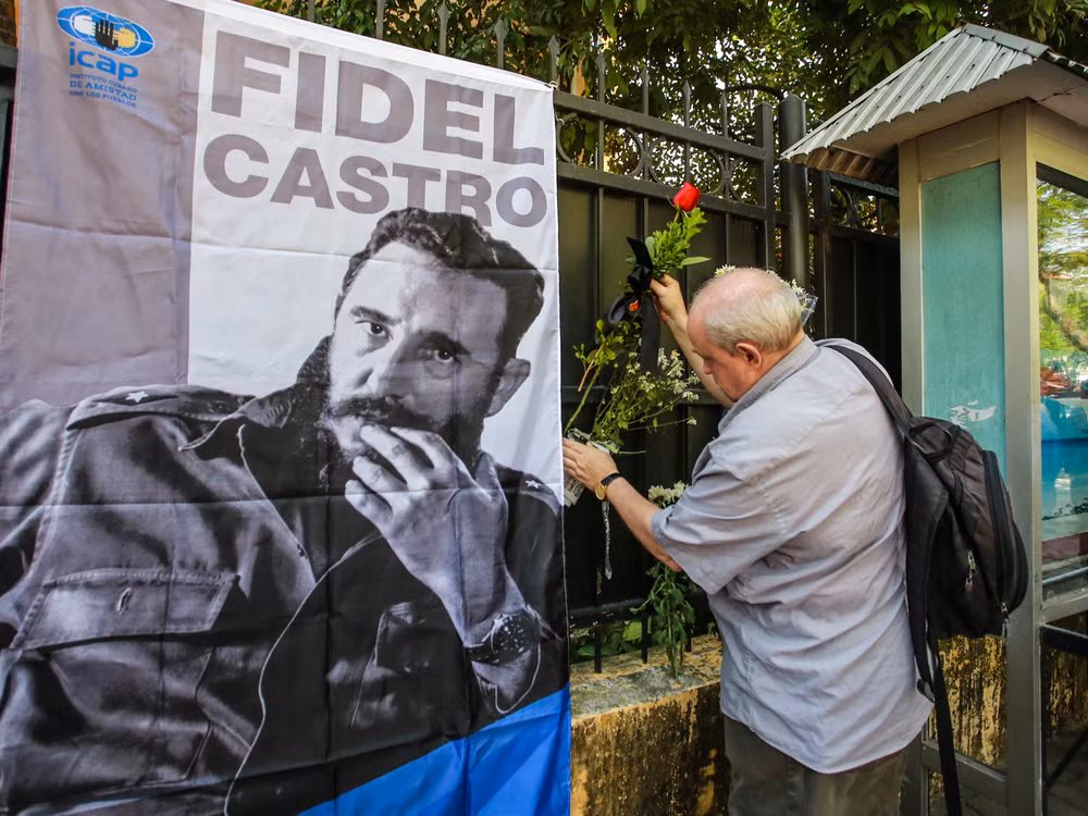 Lễ viếng cảm động Lãnh tụ Fidel Castro tại Đại sứ quán Cuba ảnh 18