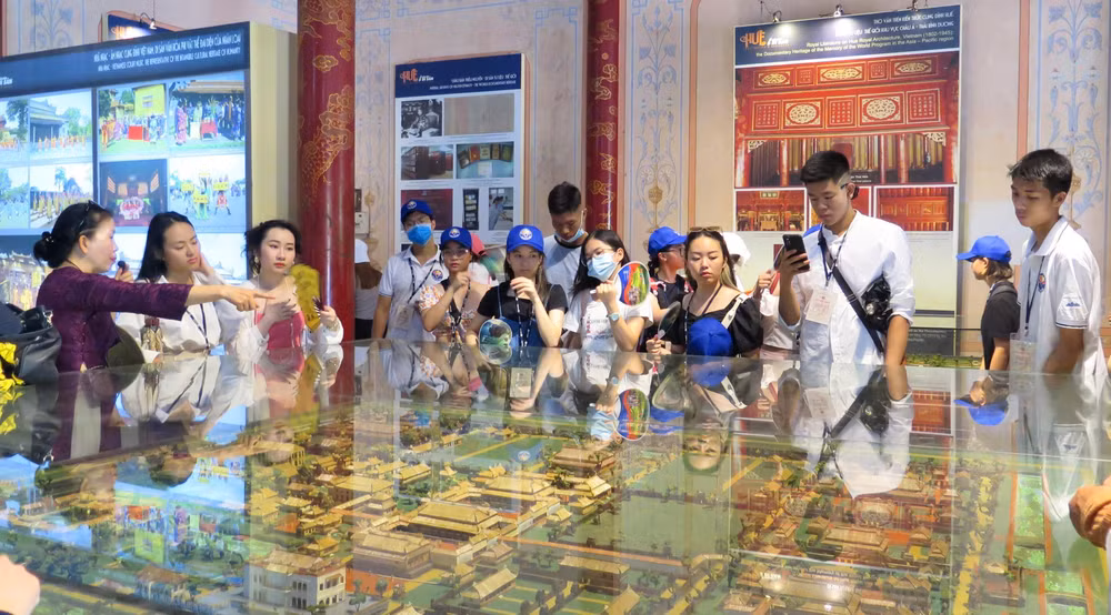 Thanh niên kiều bào khám phá văn hóa của vùng đất Cố đô Huế ảnh 1
