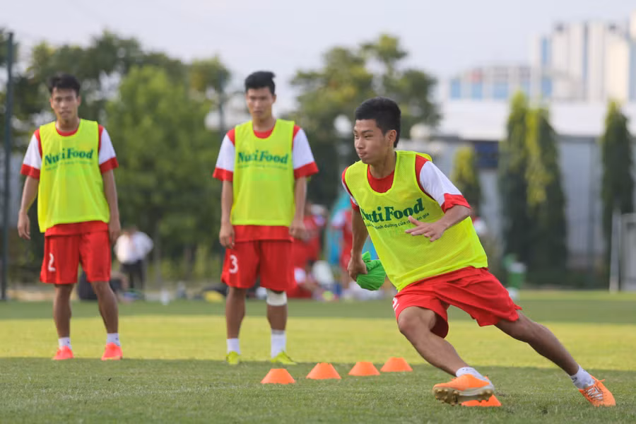 Mệt nhoài vì Nhật Bản, U19 Việt Nam bày trò thi chạy ảnh 4