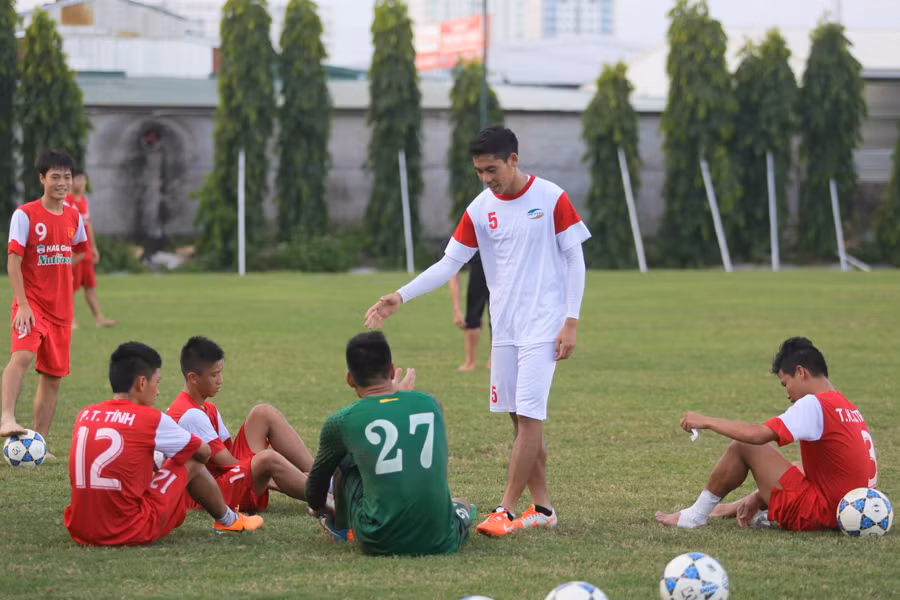 Mệt nhoài vì Nhật Bản, U19 Việt Nam bày trò thi chạy ảnh 8
