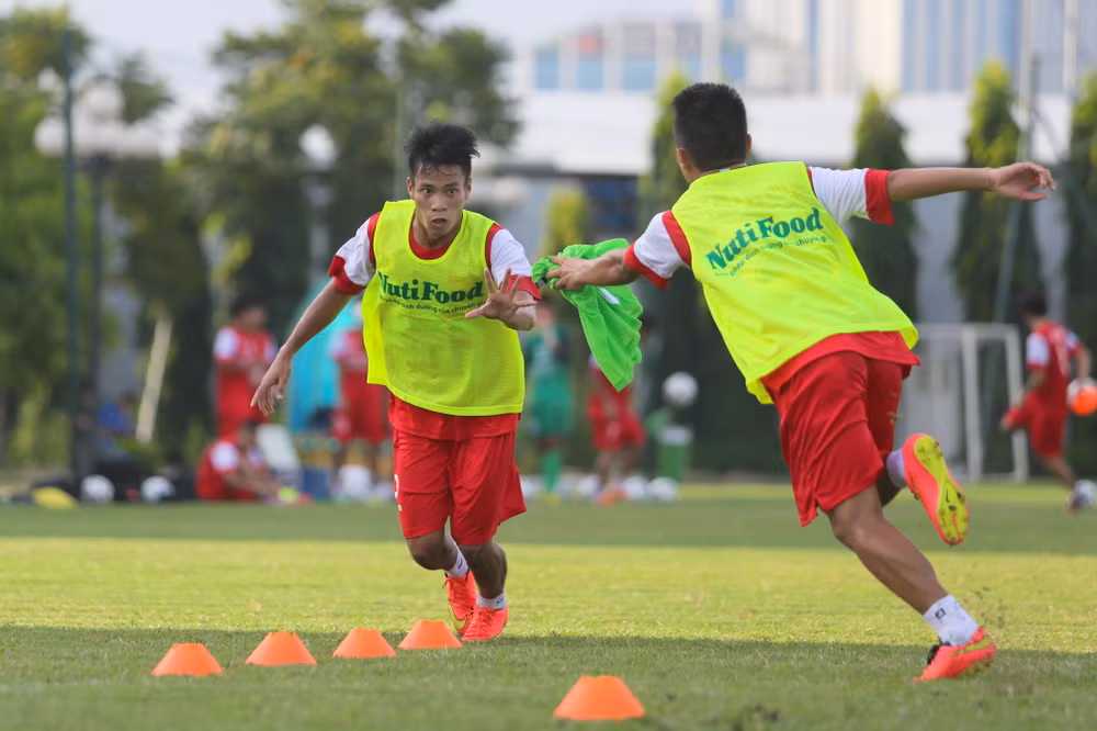 Mệt nhoài vì Nhật Bản, U19 Việt Nam bày trò thi chạy ảnh 1