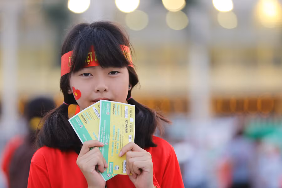 Vì U19 Việt Nam, ‘fan’ Việt cười rạng rỡ khi đến, câm lặng khi về ảnh 3