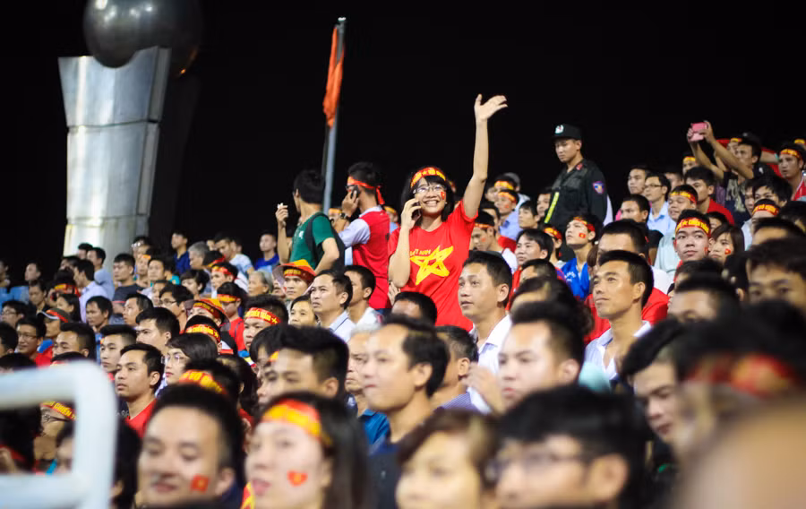 Vì U19 Việt Nam, ‘fan’ Việt cười rạng rỡ khi đến, câm lặng khi về ảnh 6