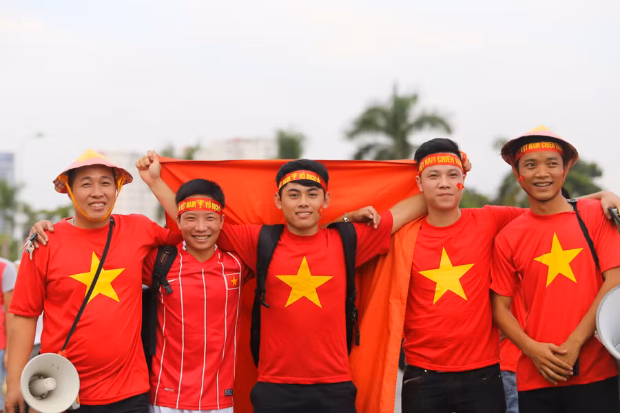Vì U19 Việt Nam, ‘fan’ Việt cười rạng rỡ khi đến, câm lặng khi về ảnh 1