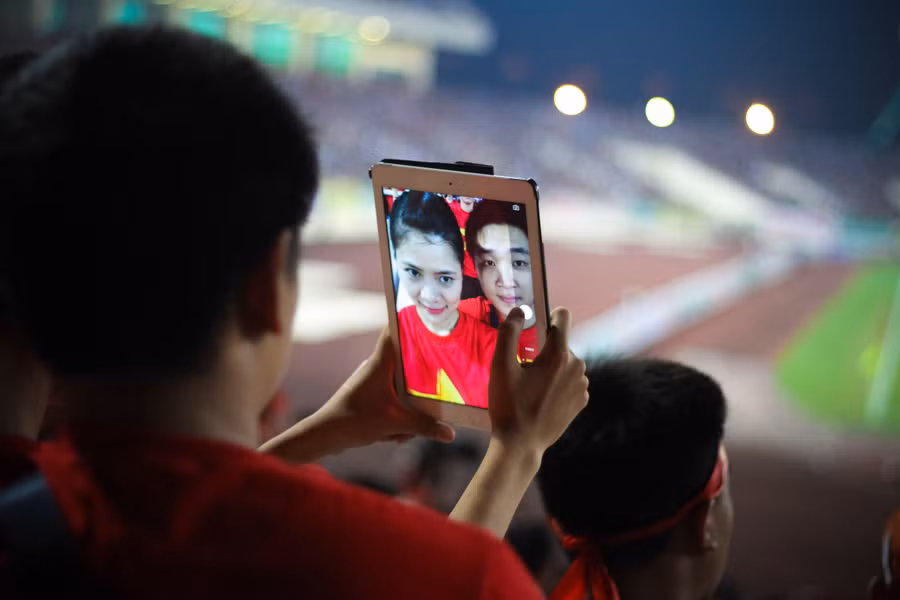 Vì U19 Việt Nam, ‘fan’ Việt cười rạng rỡ khi đến, câm lặng khi về ảnh 7