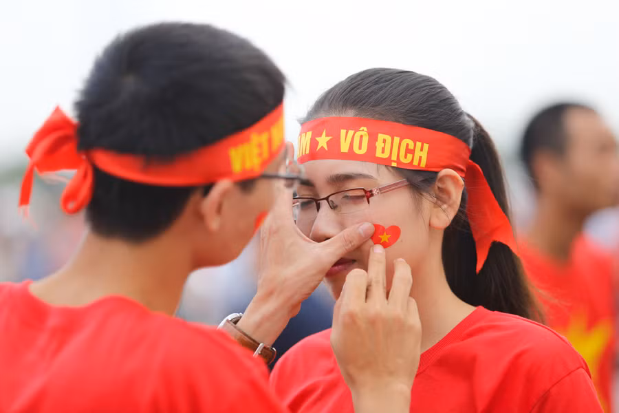 Vì U19 Việt Nam, ‘fan’ Việt cười rạng rỡ khi đến, câm lặng khi về ảnh 2