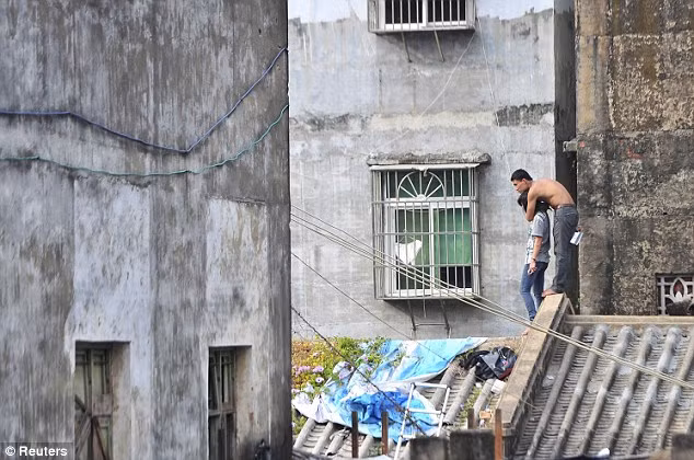 Giải cứu cô gái bị bạn trai kề dao vào cổ bắt lên mái nhà ảnh 2