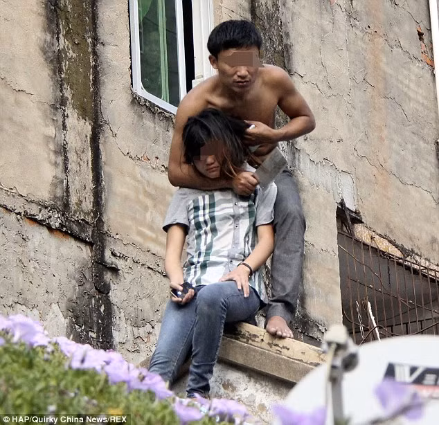 Giải cứu cô gái bị bạn trai kề dao vào cổ bắt lên mái nhà ảnh 1