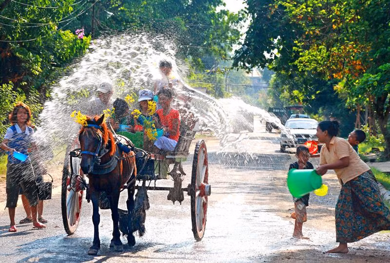 Người dân Myanmar tưng bừng đón Tết té nước Thingyan ảnh 1