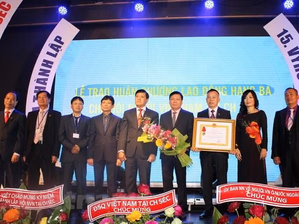 Hội người Việt Nam tại CH Séc hướng tới kỷ niệm 20 năm thành lập ảnh 1