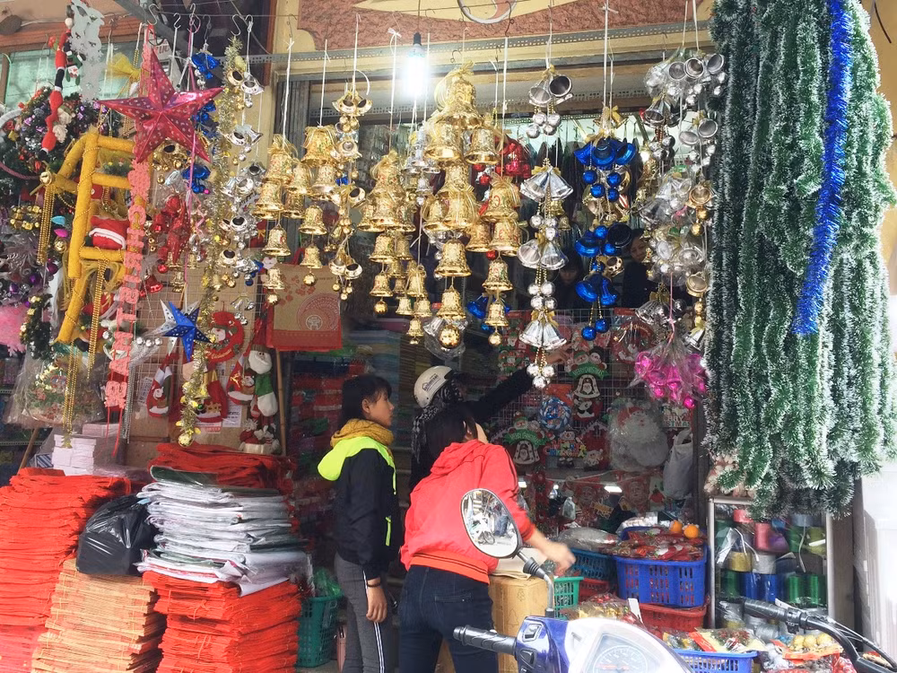 Thị trường Giáng sinh: Khách hàng chuộng trang phục Noel xuất xứ Việt ảnh 1