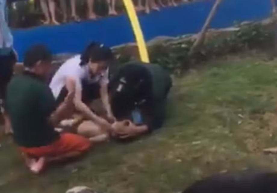 Hà Nội: Cấp cứu bé trai đuối nước ở công viên nước Thanh Hà ảnh 1