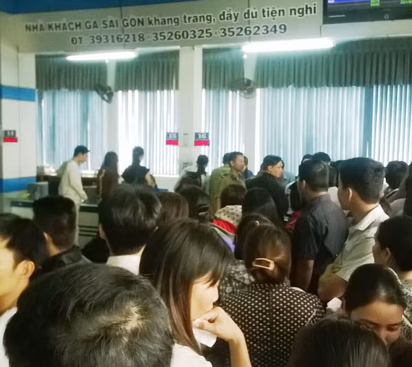 Hàng nghìn người chen chúc đổi vé tàu tại ga Sài Gòn ảnh 1