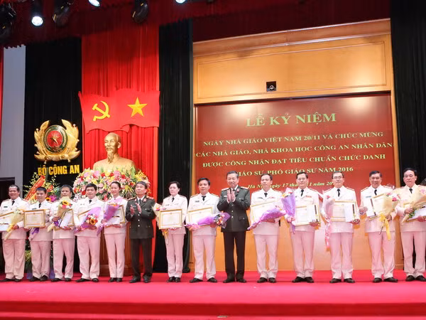 Bộ Công an chúc mừng 29 giáo sư, phó giáo sư mới được phong tặng ảnh 1