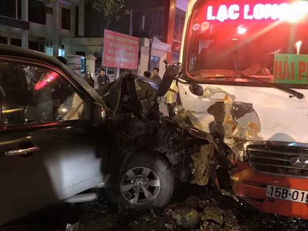 Xe ôtô mất lái lao lên vỉa hè làm 1 người chết, 3 người bị thương ảnh 1