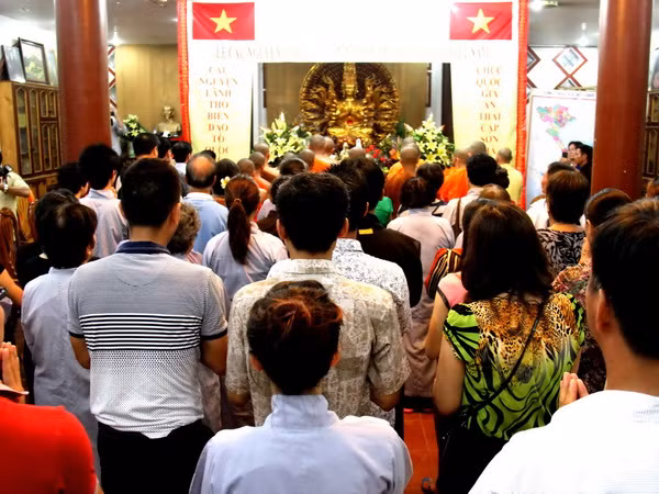 Người Việt ở Lào tổ chức lễ cầu nguyện hướng về biển đảo ảnh 1