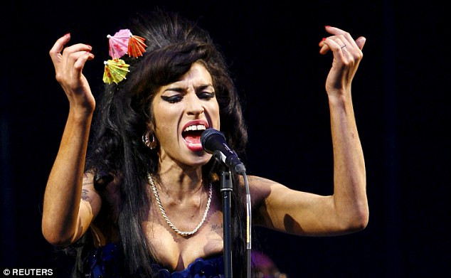 Mẹ của Amy Winehouse phát hành hồi ký về cô con gái yểu mệnh | Vietnam+  (VietnamPlus)