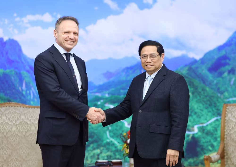 ttxvn_pham minh chinh Francesco Lollobrigida (2).jpg