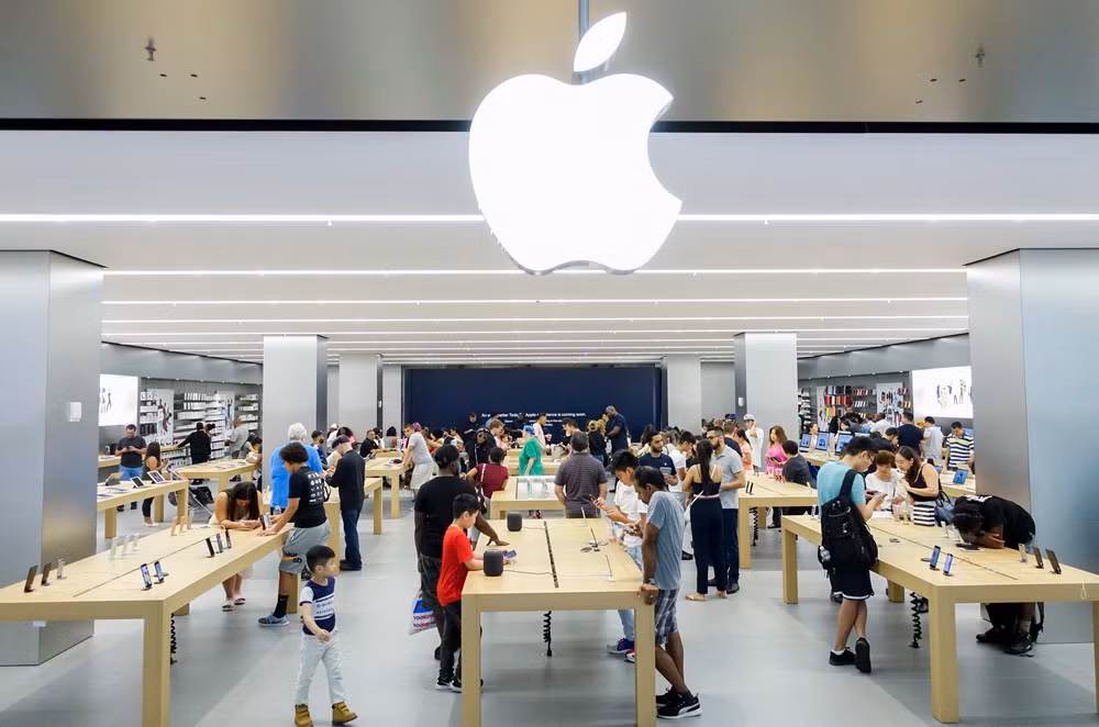 Chứng khoán tăng điểm sau khi Apple trở thành "đại gia" nghìn tỷ USD ảnh 1