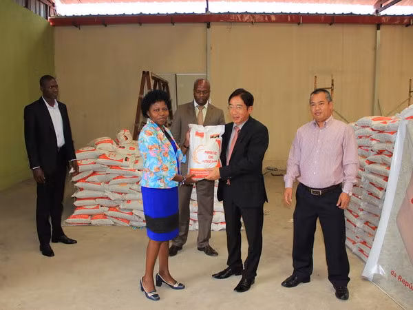 Người Việt tại Benguela tặng 25 tấn gạo cho người dân Angola ảnh 1