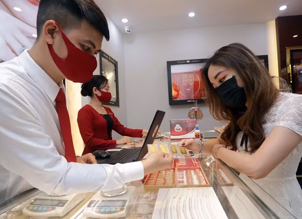Khoảng cách giữa giá mua và bán vàng lên tới 1 triệu đồng mỗi lượng ảnh 1