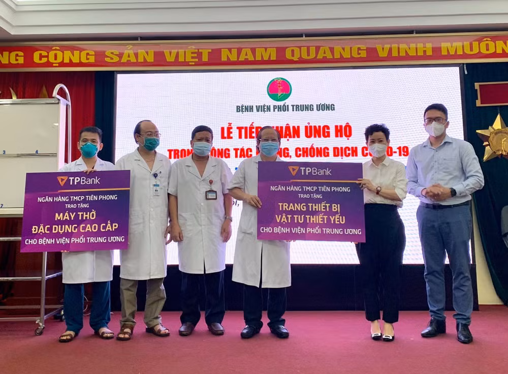 TPBank ủng hộ 10 tỷ đồng cho chương trình ‘Sóng và máy tính cho em' ảnh 1