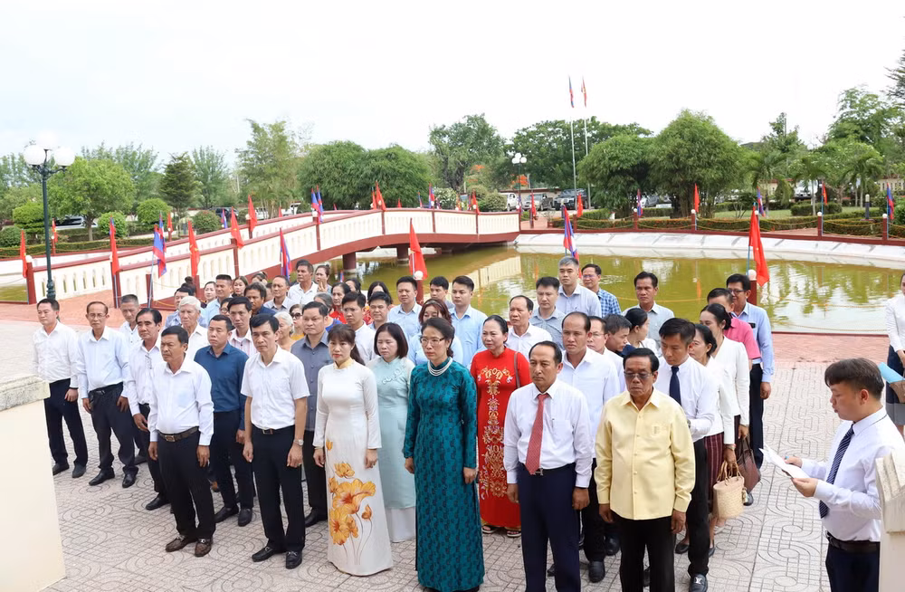 dang_huong_tuong_niem_chu_tich_ho_chi_minh_tai_lao3.jpg