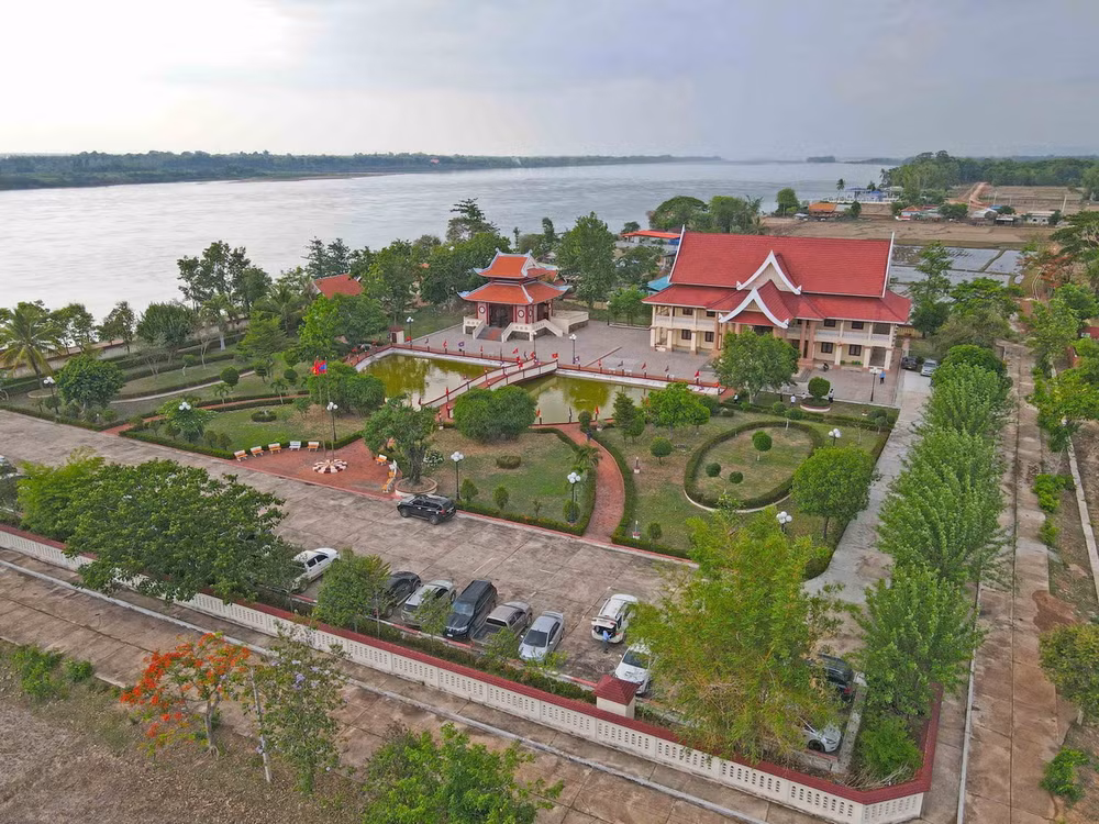 khu luu niem bac ho tai Lao.jpg