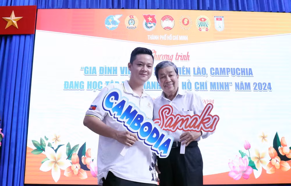 Sinh vien Lao Campuchia-gia dinh Viet3.jpg