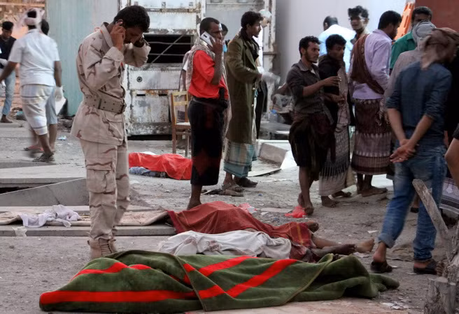 IS thừa nhận đánh bom liều chết nhằm vào doanh trại quân đội ở Yemen ảnh 1