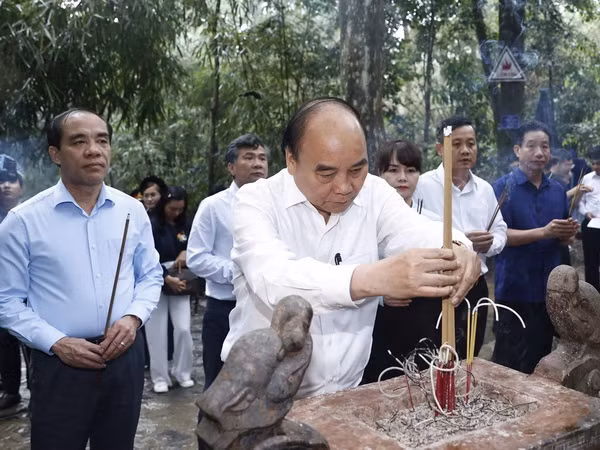 Chủ tịch nước dâng hương tại Khu di tích Quốc gia đặc biệt Tân Trào ảnh 1