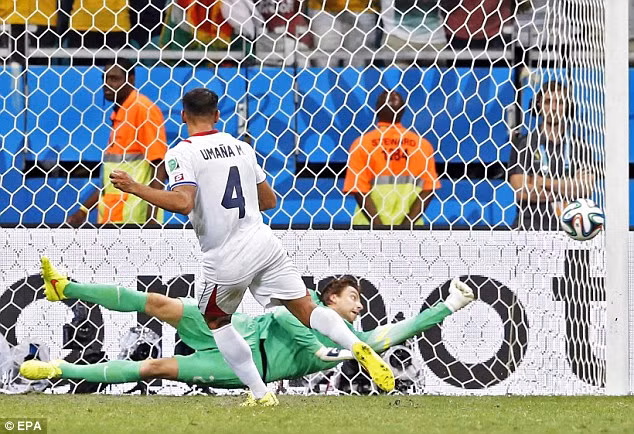 Van Gaal lên tiếng lý giải quyết định tung Tim Krul vào bắt penalty ảnh 1