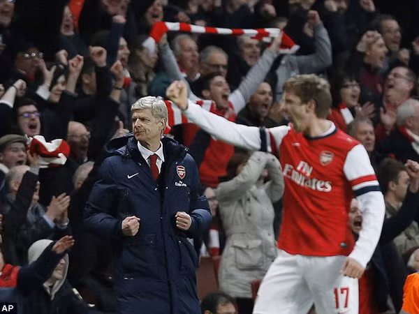 Wenger "đá xoáy" Mourinho, Rodgers chỉ trích trọng tài ảnh 1