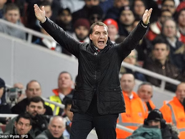 Wenger "đá xoáy" Mourinho, Rodgers chỉ trích trọng tài ảnh 2