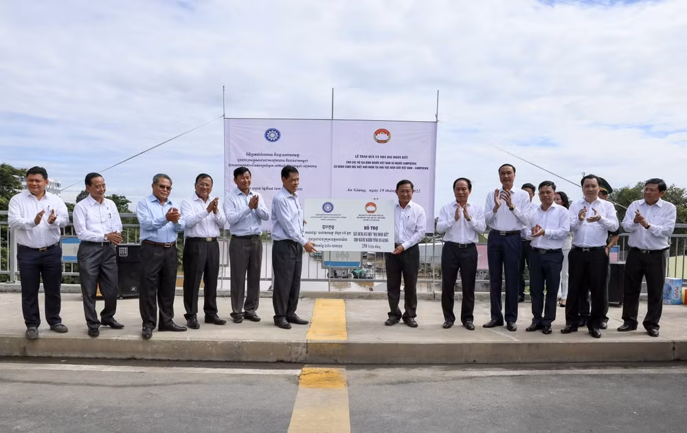 Bàn giao nhà Đại đoàn kết và tặng quà cho người dân vùng biên giới ảnh 1
