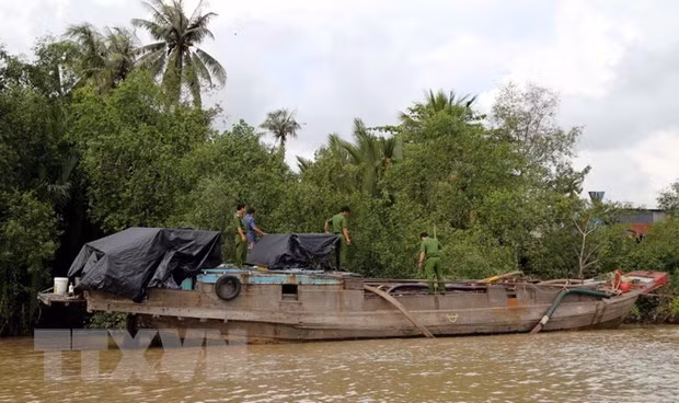 Tiền Giang: Xử lý 208 vụ với 369 đối tượng khai thác cát trái phép ảnh 1